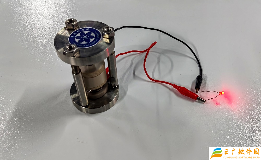 我国科学家开发出首例氢负离子原型电池，成功点亮 LED 灯