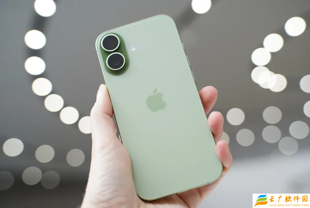 5999 元起：苹果 iPhone 17 上手，6.3 英寸 120Hz 屏幕、256GB 起步