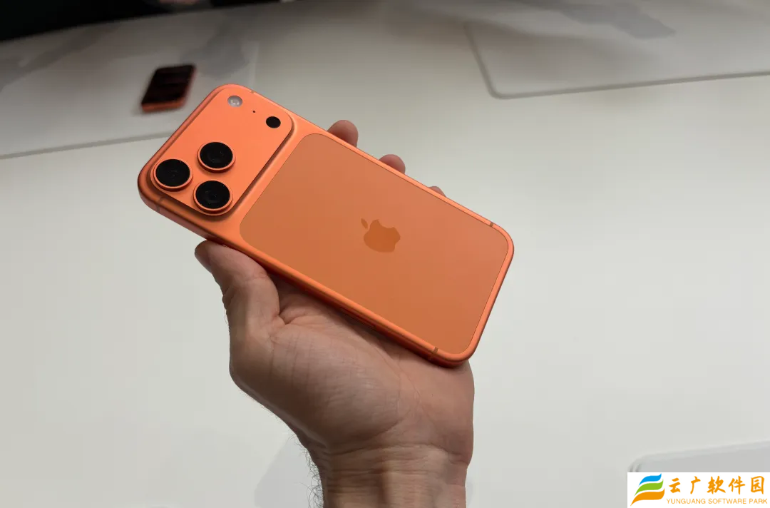 8999 元起：苹果 iPhone 17 Pro / Pro Max 上手，双拼背板、橙色吸睛